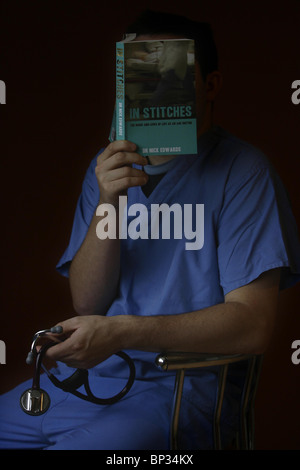 Un medico può contenere uno stetoscopio. Foto di James Boardman. Foto Stock