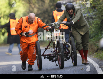 Un partecipante spinge il suo veicolo fino Clayton Hill durante la Londra a Brighton auto d'epoca, eseguire 2007. Foto di James Boardman. Foto Stock