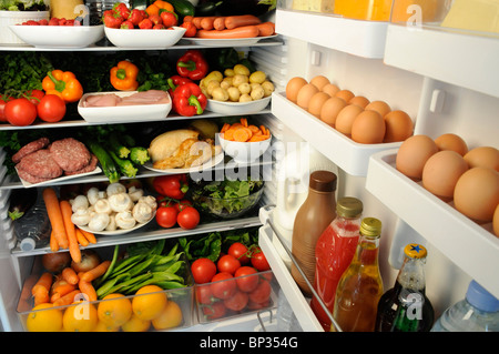 VIEW all'interno del frigorifero con ripiani riempito con cibo fresco Foto Stock