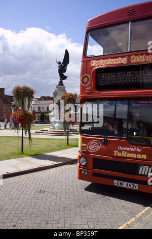 Colchester open top tour autobus parcheggiato al di fuori del castello di Colchester Foto Stock