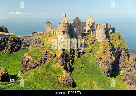 Dunluce Castle, rovina medievale tra Portrush e Bushmills sul Nord strada costiera di Antrim, County Antrim, Irlanda del Nord Foto Stock