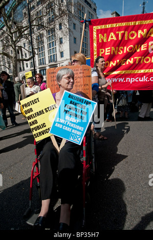 I pensionati marciando attraverso Londra protestando perdita dei vantaggi e del benessere degli animali e i servizi sociali dei tagli Foto Stock