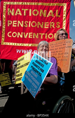 I pensionati marciando attraverso Londra protestando perdita dei vantaggi e del benessere degli animali e i servizi sociali dei tagli Foto Stock