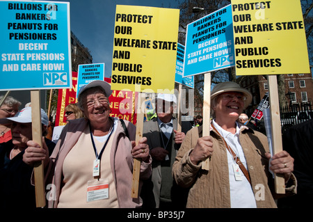 I pensionati marciando attraverso Londra protestando perdita dei vantaggi e del benessere degli animali e i servizi sociali dei tagli Foto Stock