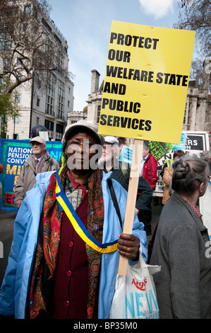 I pensionati marciando attraverso Londra protestando perdita dei vantaggi e del benessere degli animali e i servizi sociali dei tagli Foto Stock