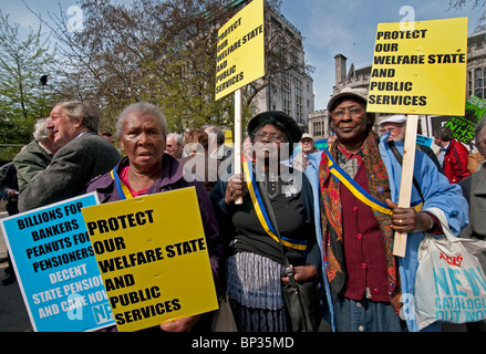 I pensionati marciando attraverso Londra protestando perdita dei vantaggi e del benessere degli animali e i servizi sociali dei tagli Foto Stock