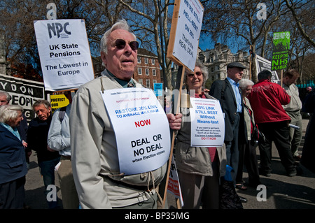 I pensionati marciando attraverso Londra protestando perdita dei vantaggi e del benessere degli animali e i servizi sociali dei tagli Foto Stock