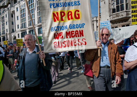 I pensionati marciando attraverso Londra protestando perdita dei vantaggi e del benessere degli animali e i servizi sociali dei tagli Foto Stock