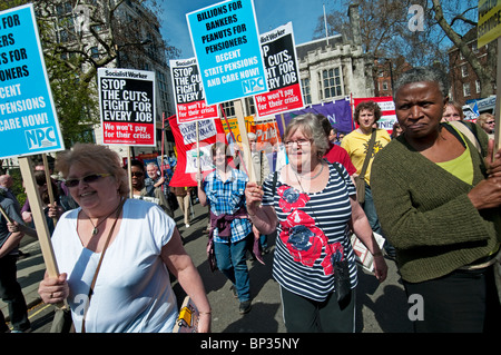 I pensionati marciando attraverso Londra protestando perdita dei vantaggi e del benessere degli animali e i servizi sociali dei tagli Foto Stock