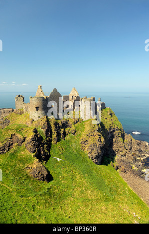 Dunluce Castle, rovina medievale tra Portrush e Bushmills sul Nord strada costiera di Antrim, County Antrim, Irlanda del Nord Foto Stock