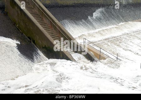 Mare mosso si blocca sul Seawall e passi concreti in Blackpool Foto Stock