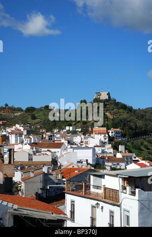 Vista della città e del castello, imbiancato village (pueblo blanco), Monda, provincia di Malaga, Andalusia, Spagna, Europa occidentale. Foto Stock