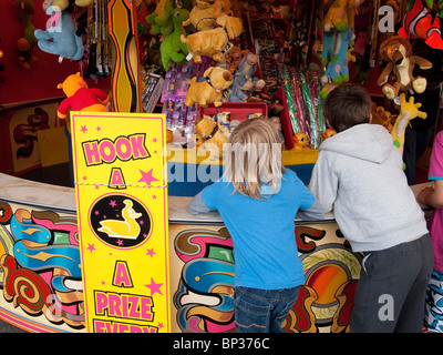 Due ragazzi giocare a gancio un anatra a Ceres Giochi, Fife Foto Stock