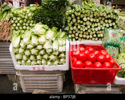 Ortaggi ordinatamente disposte in un mercato di Hong kong Foto Stock