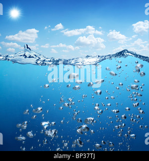 Le bolle di aria si elevano dal fondo dell'oceano alla superficie. Foto Stock