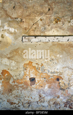 Weathered muro cadente texture. Casa abbandonata interni. Foto Stock