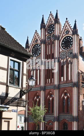 Alla fine del municipio medievale o rathaus Tangermünde, una città sul fiume Elba, Germania Foto Stock