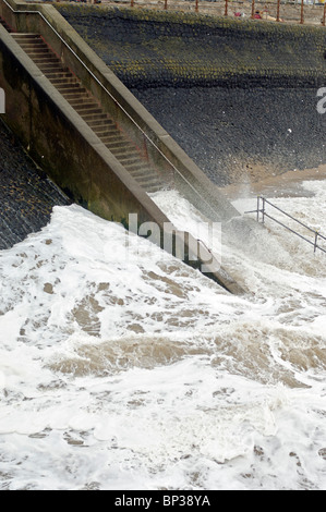 Mare mosso si blocca sul Seawall e passi concreti in Blackpool Foto Stock