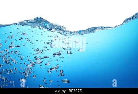 Le bolle di aria si elevano dal fondo dell'oceano alla superficie. Sopra l'acqua è uno sfondo bianco. Foto Stock