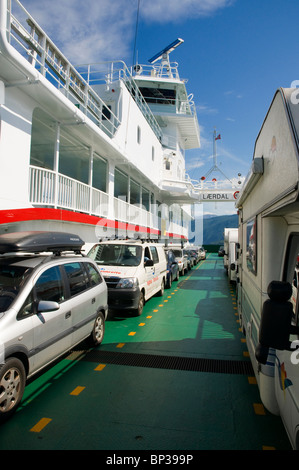 Auto e veicoli turistici a bordo di un traghetto in Norvegia, estate Foto Stock