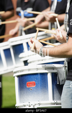 Batteristi di una band di tubi pratica, Regno Unito Foto Stock