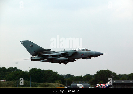 RAF Panavia Tornado GR.4 tenuto spento durante la sua visualizzazione a Biggin Hill Air Show 2010 Foto Stock