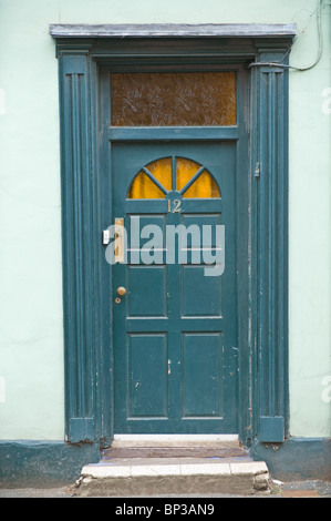 Scruffy blue moderna con pannelli di legno porta anteriore n. 12 con manopola in ottone letterbox e ritaglio di casa nel Regno Unito Foto Stock