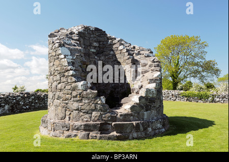 Il moncone della torre rotonda all'interno di massicce mura del monastero Nendrum, Isola Mahee, Strangford Lough, Co. Down, Irlanda del Nord Foto Stock