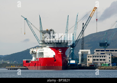 Karianne, un SX121 ( X-Bow ) intervento marinizzato recipiente, essendo costruito all'Ulstein opere. Ulsteinvik, Norvegia Foto Stock