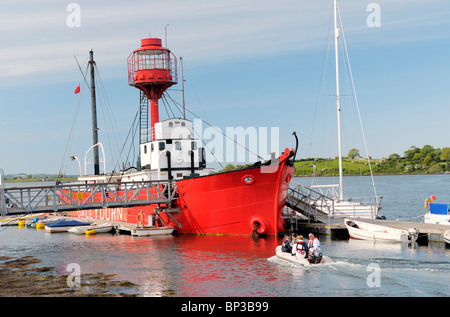 Strangford Lough, a Killinchy, Co. Down, Irlanda. Lightship Petrel ora chiamato Ballydorn utilizzato come yacht club house e ristorante Foto Stock