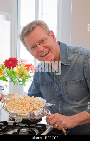 Pop Corn in lamina Pan a casa, serie 6 di 6 Foto Stock