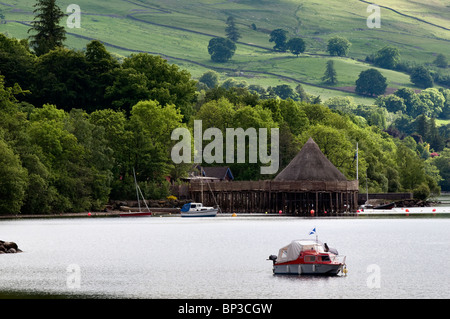 Crannog Centre e barche sul Loch Tay, Tayside, Scozia preso in estate a Kenmore Foto Stock