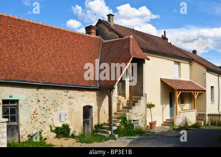 Gli edifici di vecchia costruzione ristrutturata e convertita in abitazioni di città - Indre-et-Loire, Francia. Foto Stock