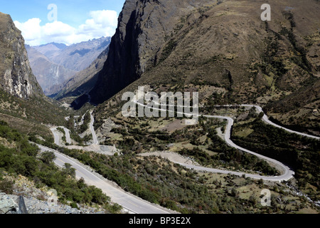 Vista verso valle e tornanti mentre la strada da Ollantaytambo a Quillabamba sale al Passo di Abra Malaga, regione di Cusco, Perù Foto Stock