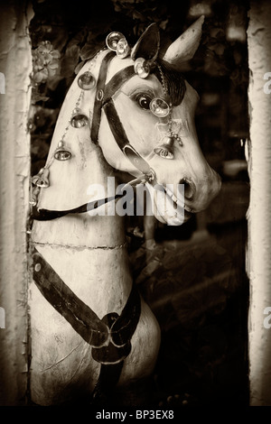 Un vecchio Hobby in legno cavallo visualizzato nella vetrina di un negozio nei toni seppia Foto Stock