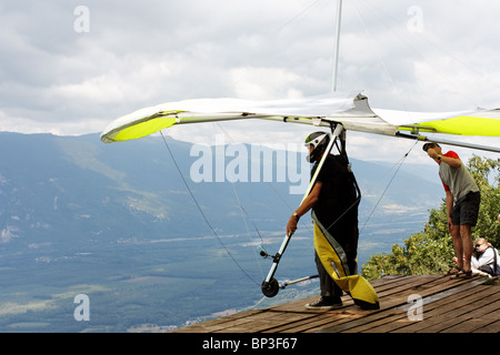 Deltaplano sul suo trampolino di lancio Foto Stock