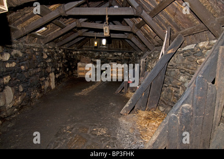 Il Arnol Casa nero interno, isola di Lewis, Ebridi Esterne, Western Isles, Scozia. SCO 6259 Foto Stock
