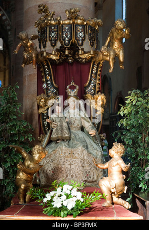 Madonna statua all'interno di Sant' Anastasia chiesa, Verona, Italia Foto Stock