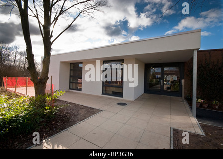 Roman Way Scuola Primaria Andover portico coperto e livello / sedie a rotelle per disabili accesso Foto Stock