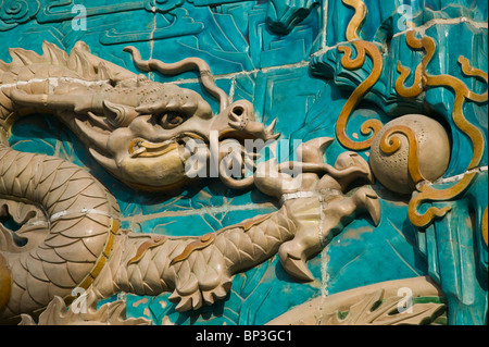 Cina, Pechino, Xicheng District. Parco Behai- dettaglio dei nove Dragon schermo. Foto Stock