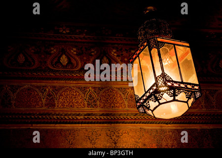 Vecchia lampada in Palazzo Bahia Foto Stock
