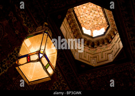 Vecchia lampada in Palazzo Bahia Foto Stock