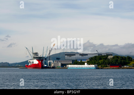 Karianne, un SX121 ( X-Bow ) intervento marinizzato recipiente, essendo costruito all'Ulstein opere. Ulsteinvik, Norvegia Foto Stock