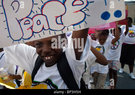 Centinaia marzo attraverso le strade di Harlem in Harlem i bambini della zona xvi pace annuale marzo a New York Foto Stock