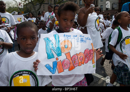 Centinaia marzo attraverso le strade di Harlem in Harlem i bambini della zona xvi pace annuale marzo a New York Foto Stock