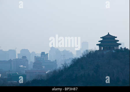 Cina, Pechino, Xicheng District. Vista del Parco Jingshan Pagoda e moderno / Pechino mattina da isolotto di giada / Parco Behai. Foto Stock