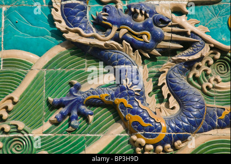 Cina, Pechino, Xicheng District. Parco Behai- dettaglio dei nove Dragon schermo. Foto Stock