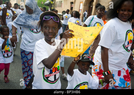 Centinaia marzo attraverso le strade di Harlem in Harlem i bambini della zona xvi pace annuale marzo a New York Foto Stock