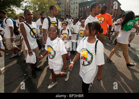 Centinaia marzo attraverso le strade di Harlem in Harlem i bambini della zona xvi pace annuale marzo a New York Foto Stock