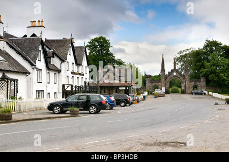 Il villaggio scozzese di Kenmore con il Castello di Taymouth ingresso presi in estate Foto Stock